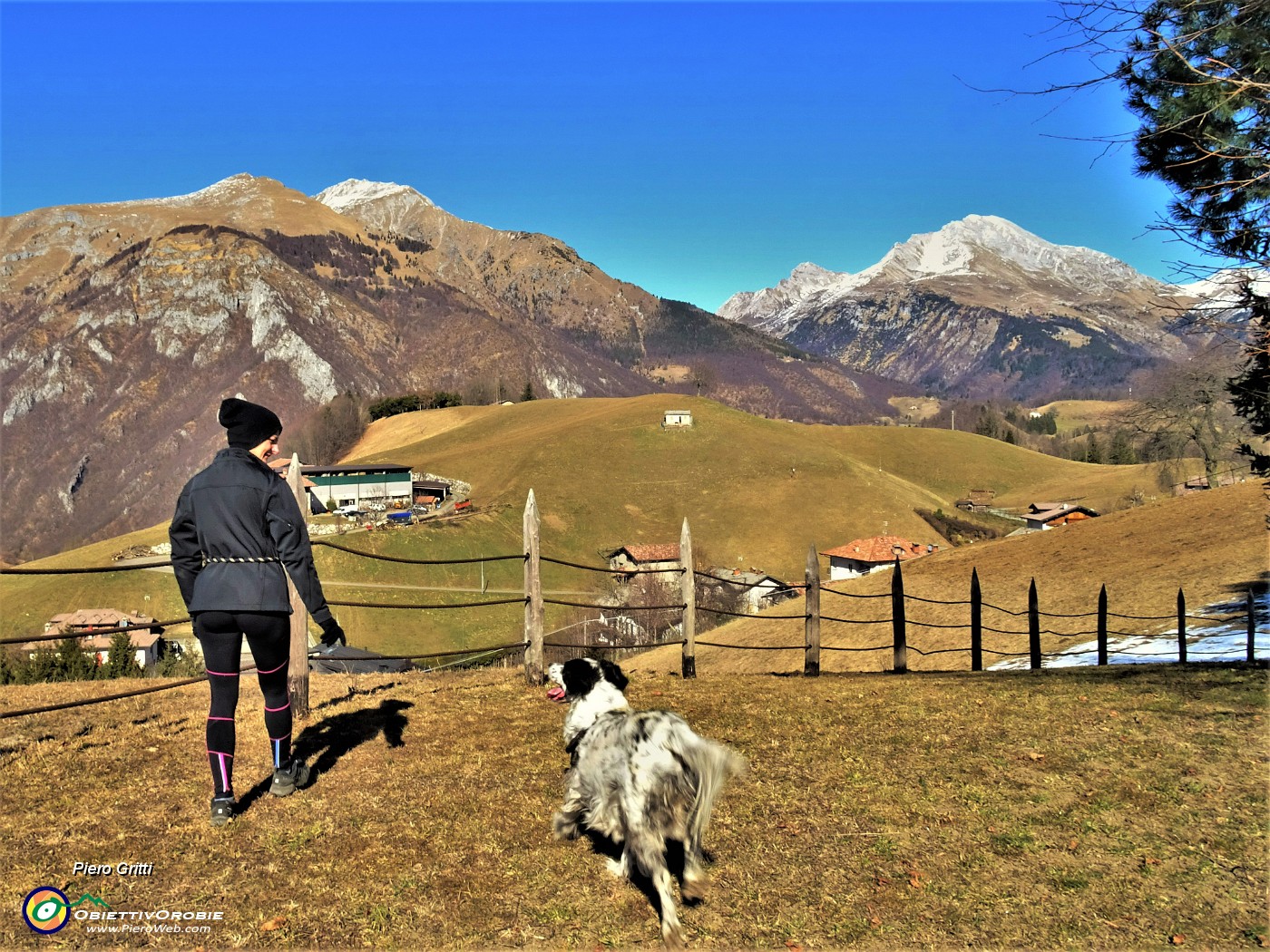 11 Cima di Menna e Pizzo Arera dal roccolo di Valpiana.JPG -                                